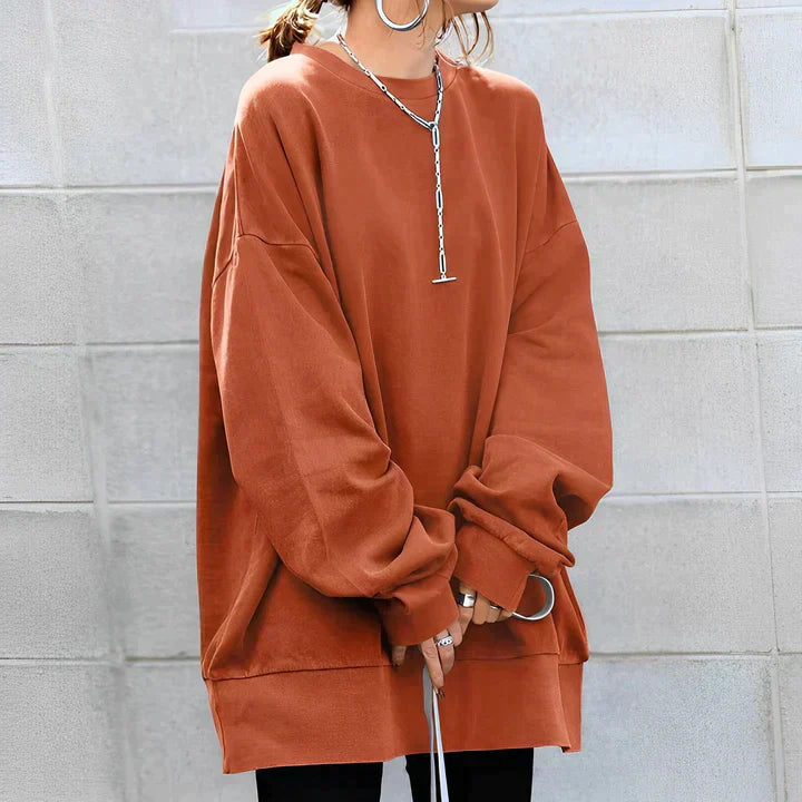 Närbild på den mjuka och minimalistiska oversized damtröjan, ett högkvalitativt basplagg.