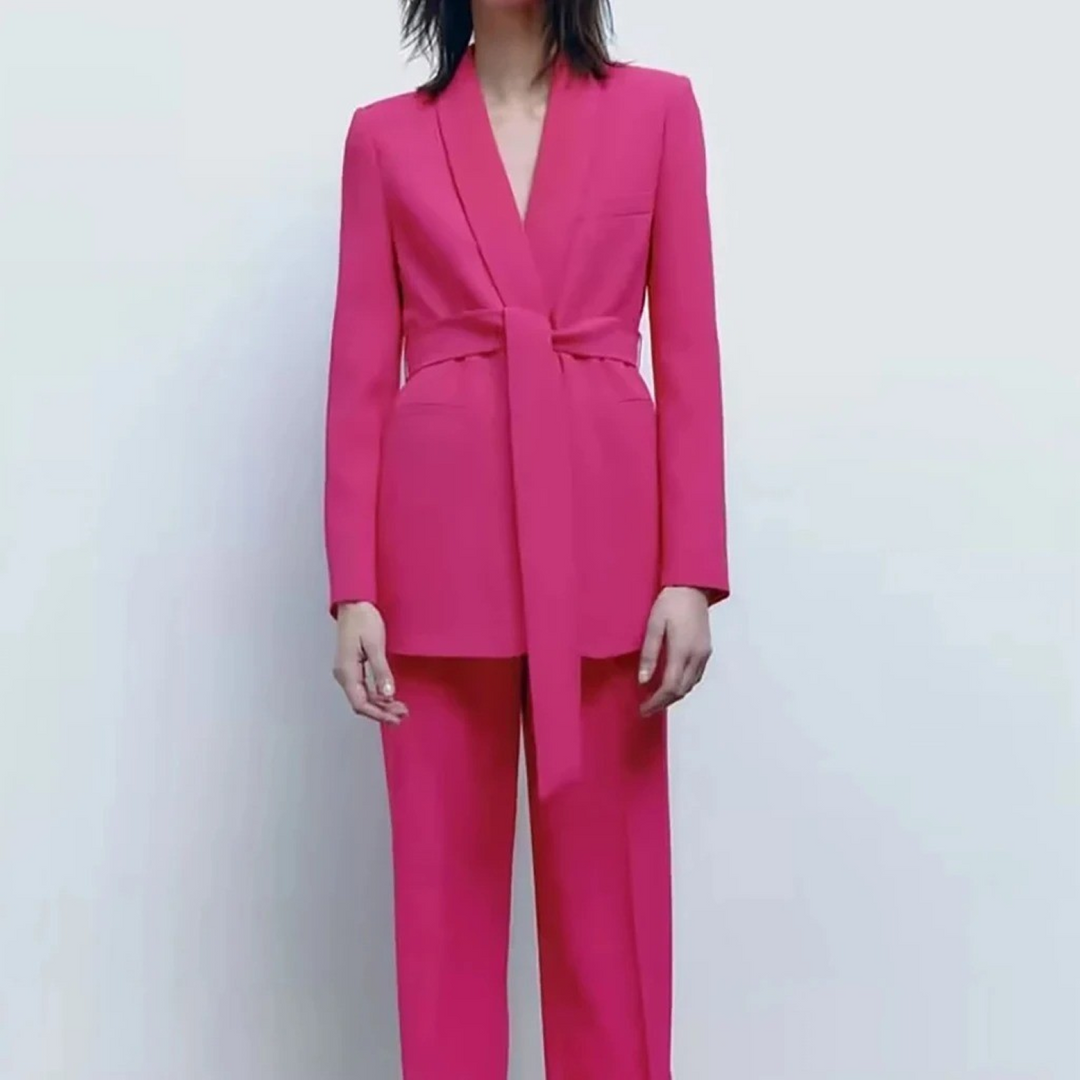 Professionell damkostym; en mångsidig kavaj och byxset för en stilren och självsäker look på kontoret.