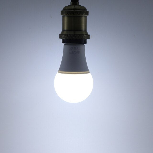 Energieffektiv E27 LED-nödlampa för hemmet. Säkrar trygg belysning vid strömavbrott.
