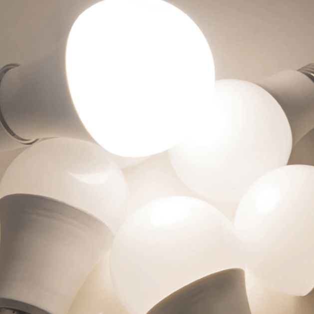 Monterad E27 LED-nödlampa. Visar säker och strömbesparande belysning i mörker.