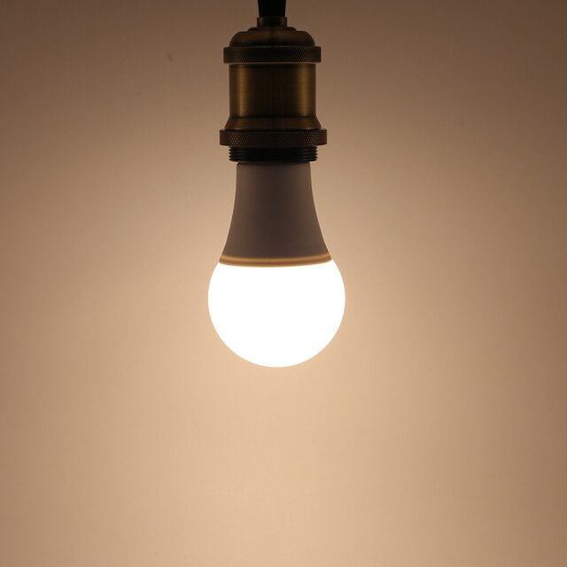 Globformad LED-lampa E27, perfekt som nödlampa. Energisparande belysning för inomhusbruk.