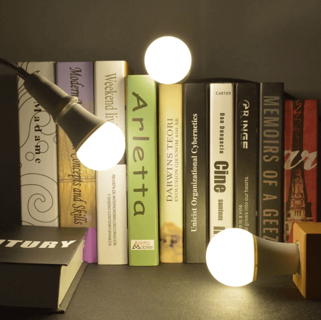 Kompakt E27 LED-nödlampa. Ger pålitlig och energisnål belysning för ditt hem.
