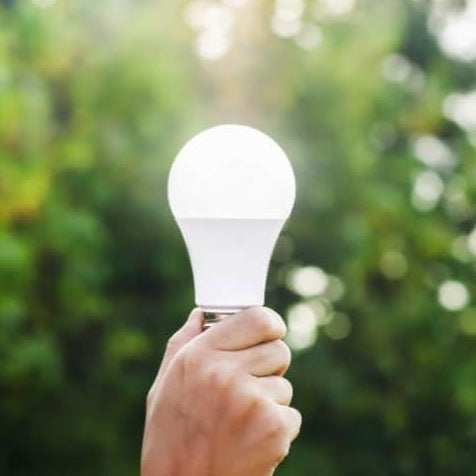 Långvarig LED-nödlampa med E27-sockel. Ger strömbesparande belysning för hemmet.