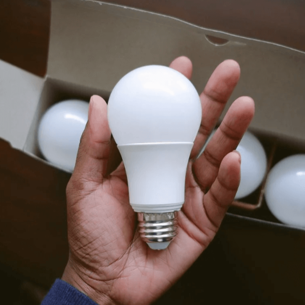 Effektiv E27 LED-lampa. En trygg nödlampa som säkerställer belysning vid strömavbrott.