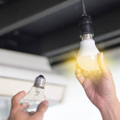 Praktisk E27 LED-lampa. Energisparande och globformad nödlampa för ditt hem.