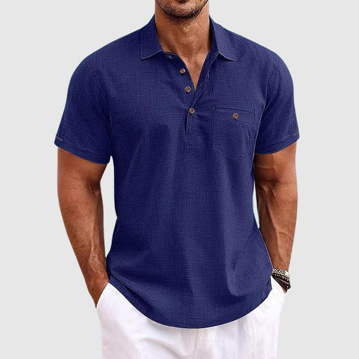 Man bär en enfärgad pikétröja, elegant & avslappnad. En tidlös sommarstil för bekvämt herrmode.