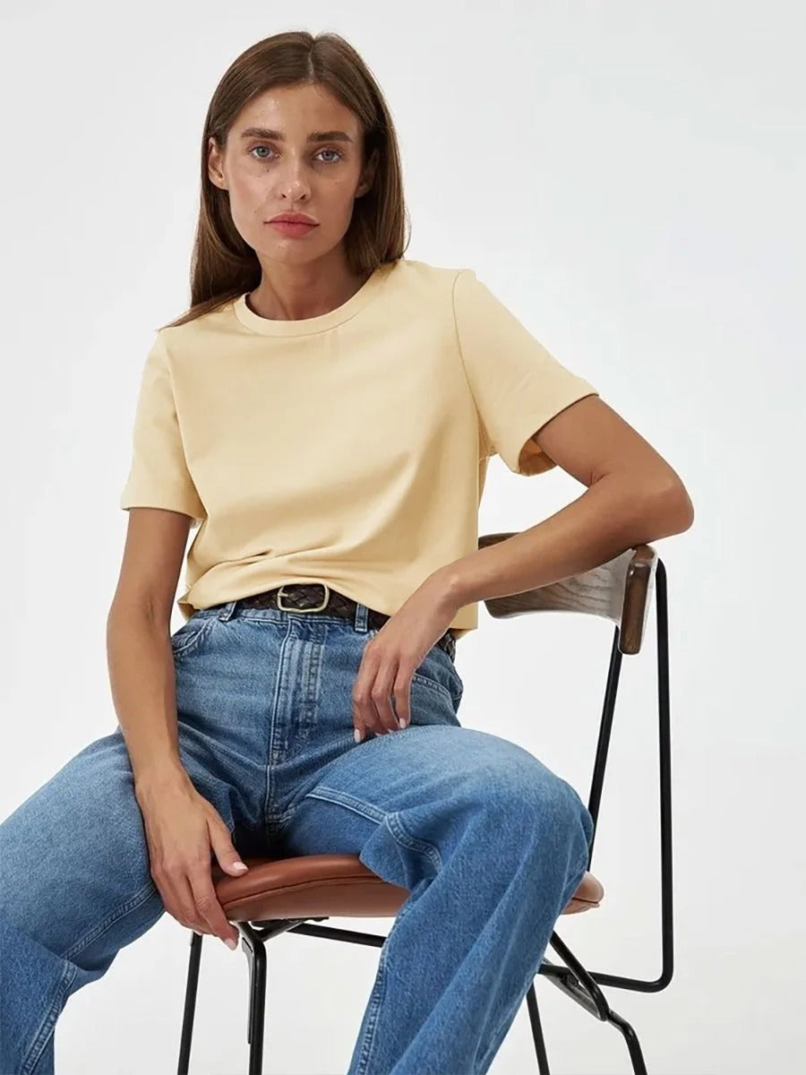 Casual t-shirt för kvinnor, kortärmad och bekväm, idealisk för vår- och sommaraktiviteter.