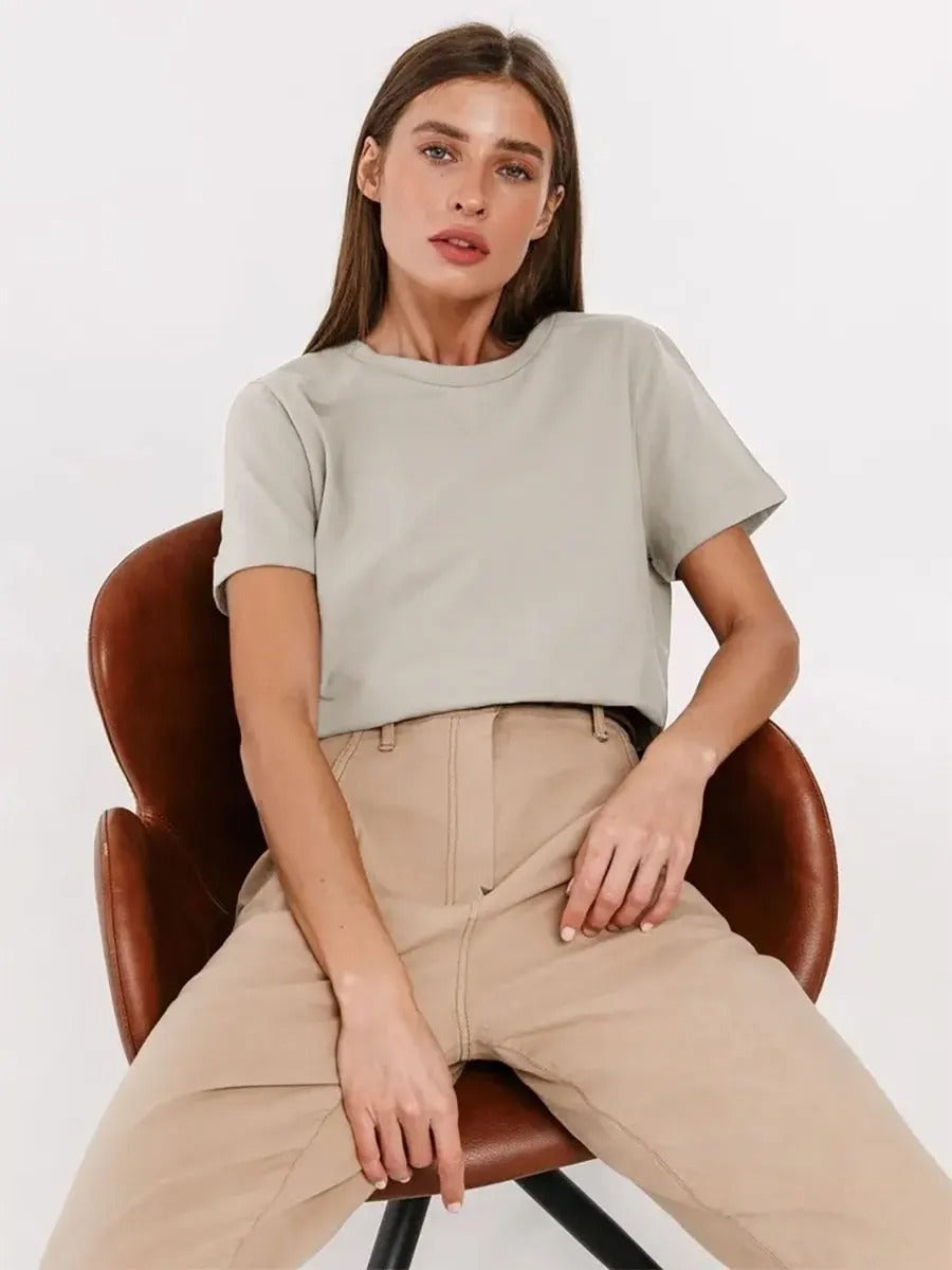 Bekväm kortärmad t-shirt för kvinnor, enfärgad för en tidlös dammode-look.
