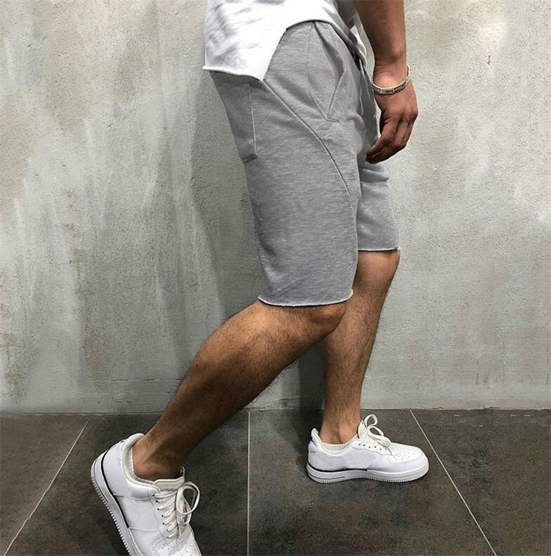 Bekväma enfärgade shorts för män, mångsidiga herrkläder för sommar och vardag.