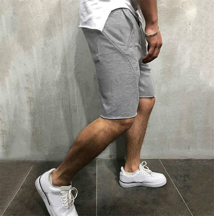 Bekväma enfärgade shorts för män, mångsidiga herrkläder för sommar och vardag.