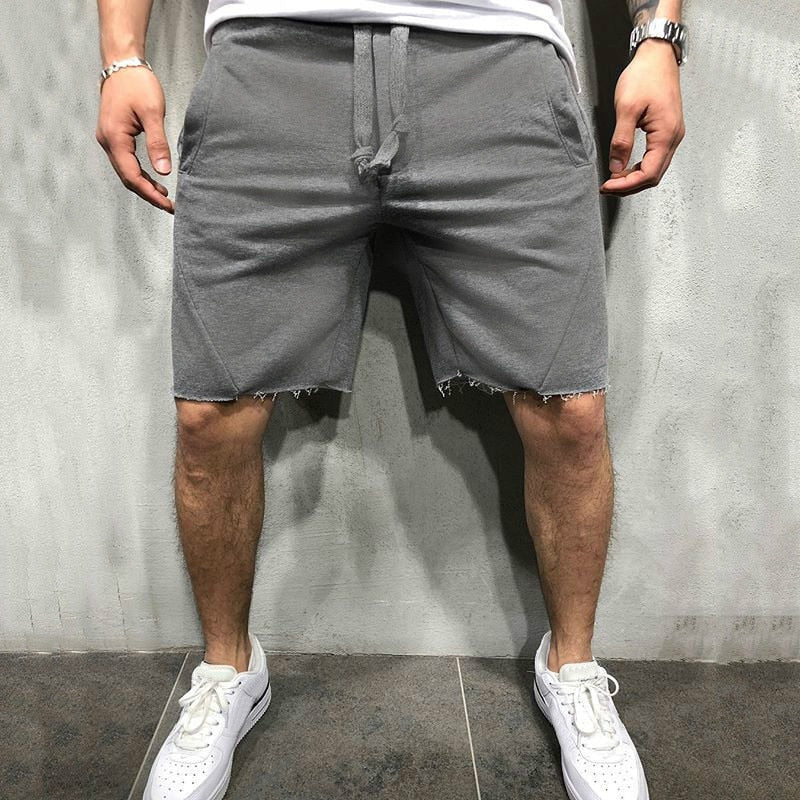 Slitstarka träningsshorts för herrar, enfärgade och bekväma för aktiva dagar utomhus.