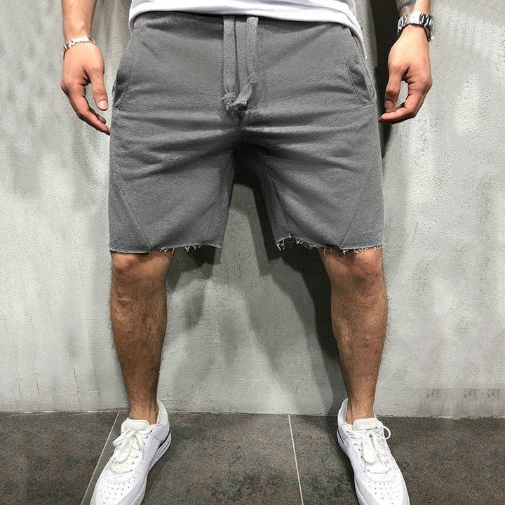 Slitstarka träningsshorts för herrar, enfärgade och bekväma för aktiva dagar utomhus.