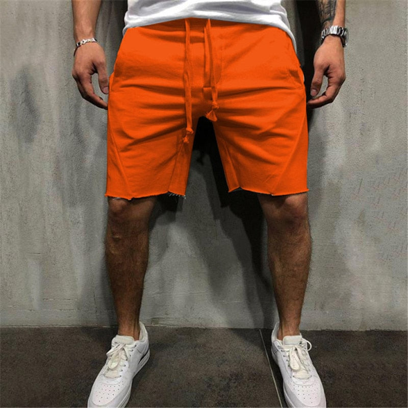 Enfärgade shorts för män, perfekta för en avslappnad stil under sommarens varma dagar.