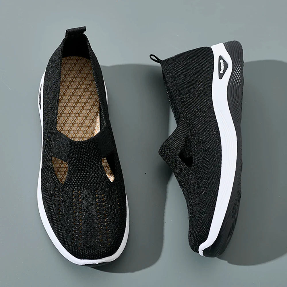 Lätta, andningsbara damsneakers i sidovy. Perfekta fritidsskor med bekväm slip-on design för vardag.