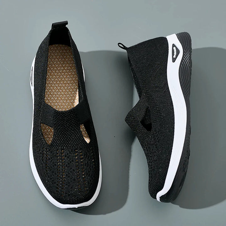 Lätta, andningsbara damsneakers i sidovy. Perfekta fritidsskor med bekväm slip-on design för vardag.