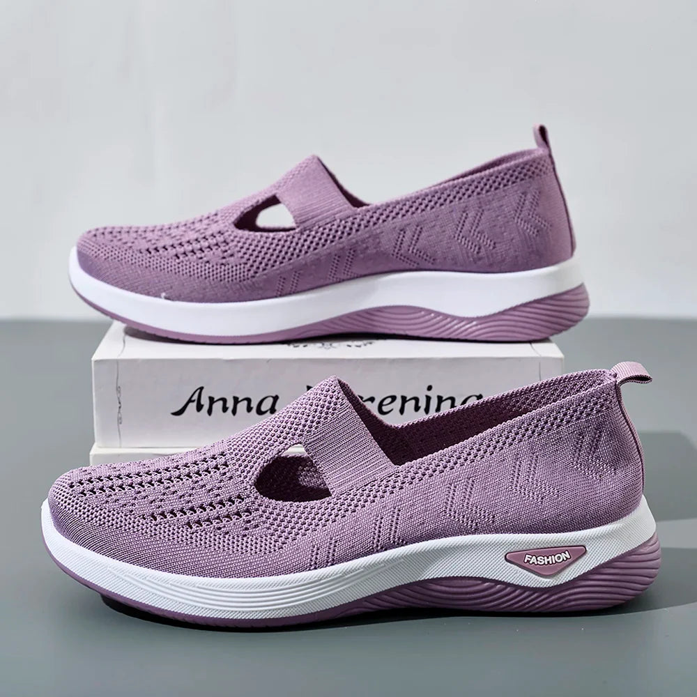 Stilrena andningsbara damsneakers framifrån. Bekväma slip-on fritidsskor för daglig användning.