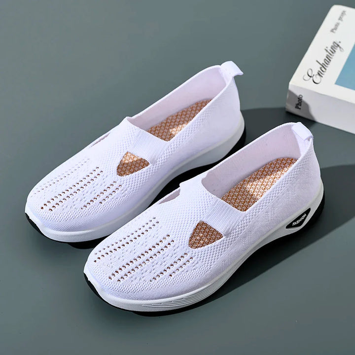 Närbild på tyget av andningsbara damsneakers. Lätta fritidsskor designade för optimal komfort.