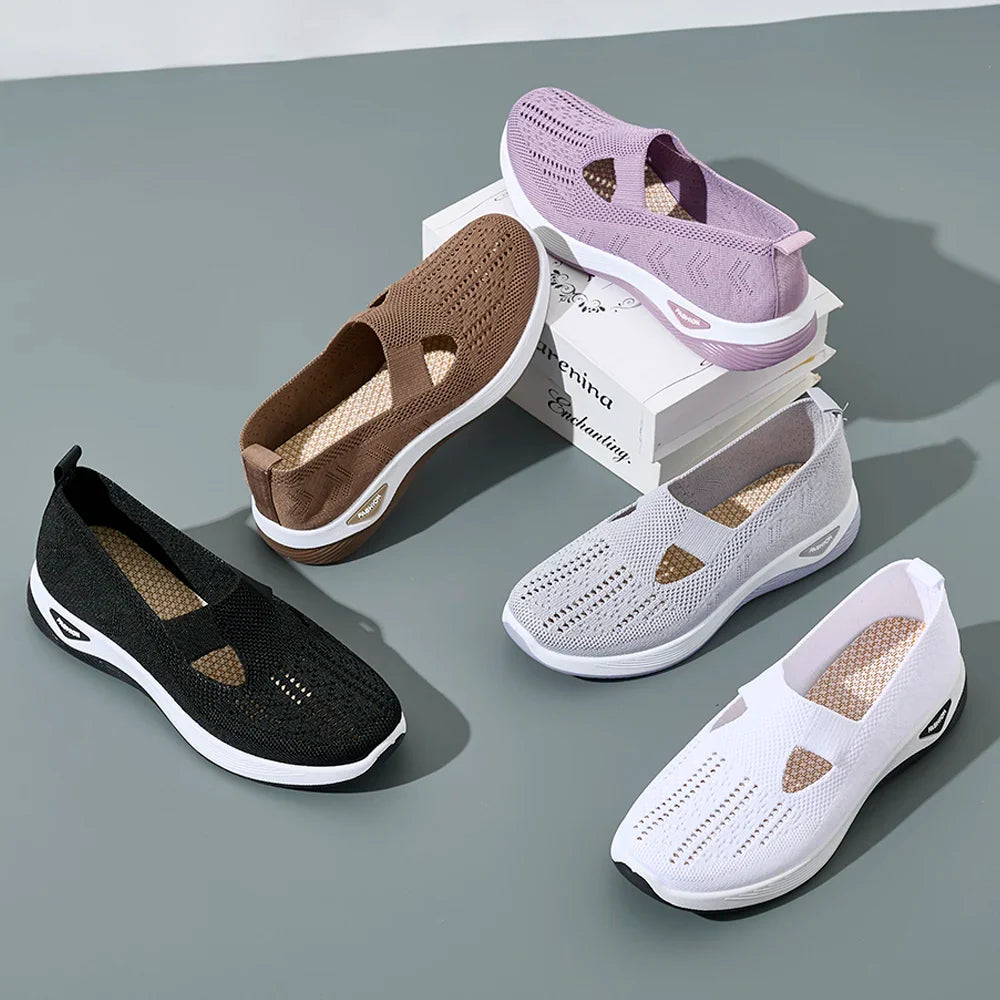 Kvinna går i bekväma, lätta damsneakers. Andningsbara slip-on fritidsskor för aktiv vardag.
