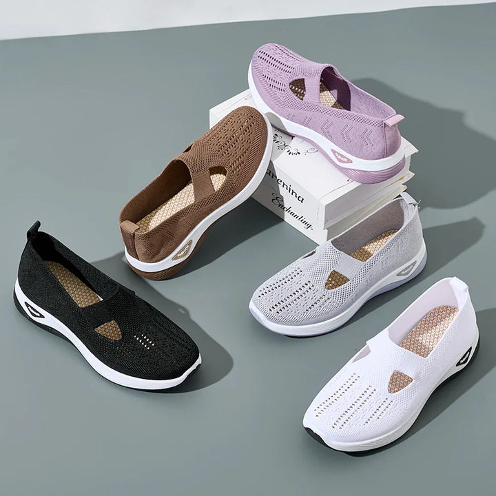 Kvinna går i bekväma, lätta damsneakers. Andningsbara slip-on fritidsskor för aktiv vardag.