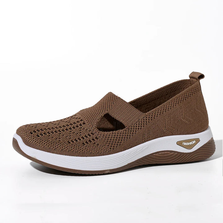 Ett par lätta andningsbara damsneakers. Bekväma slip-on fritidsskor som vardagsskor med optimal komfort.