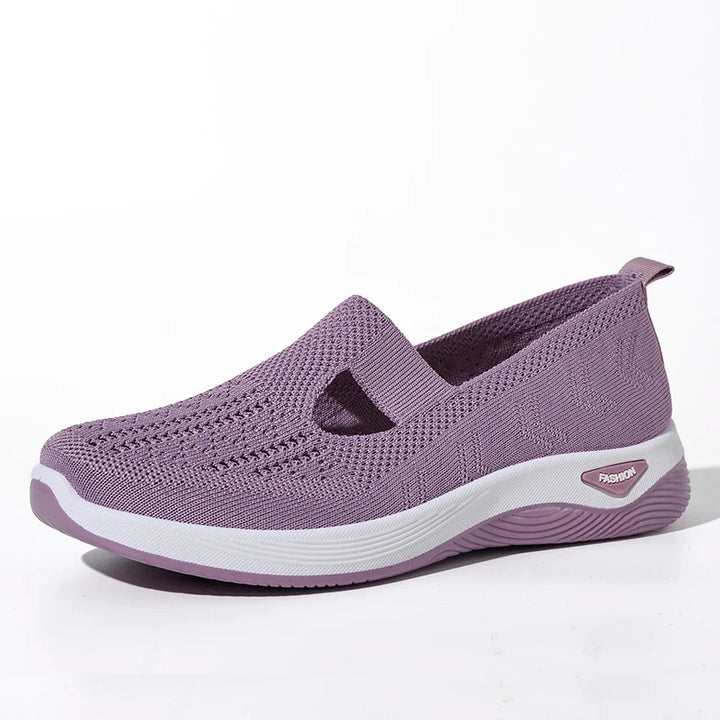 Inuti en andningsbar damsneaker som ger komfort. Lätta fritidsskor designade för enkel slip-on.