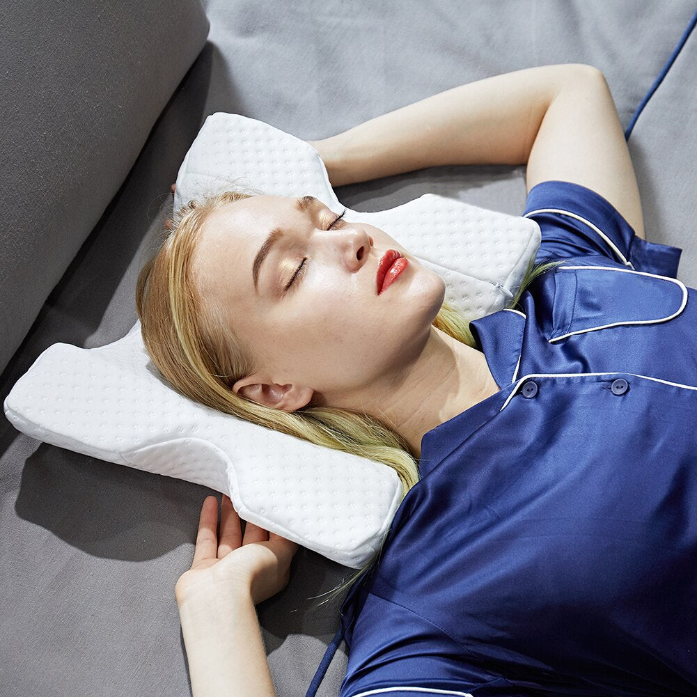 Närbild av en ergonomisk minnesskumkudde med struktur, utformad för optimalt nackstöd.