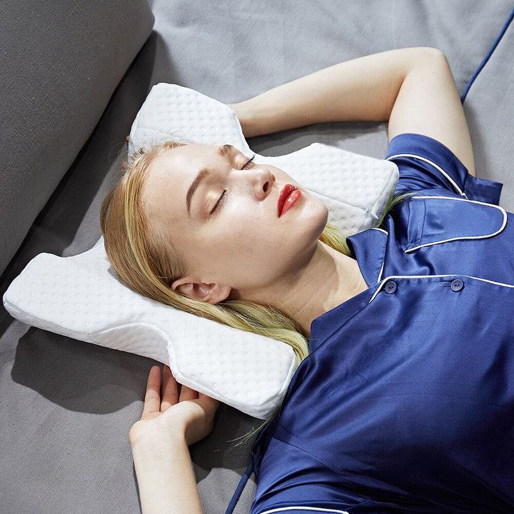 Närbild av en ergonomisk minnesskumkudde med struktur, utformad för optimalt nackstöd.