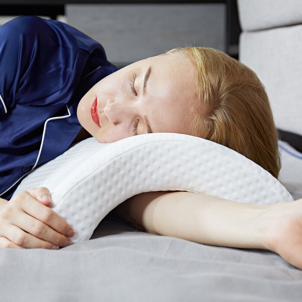 Person som vilar bekvämt på en ergonomisk minnesskumkudde, vilket visar dess sömnförbättrande effekt.