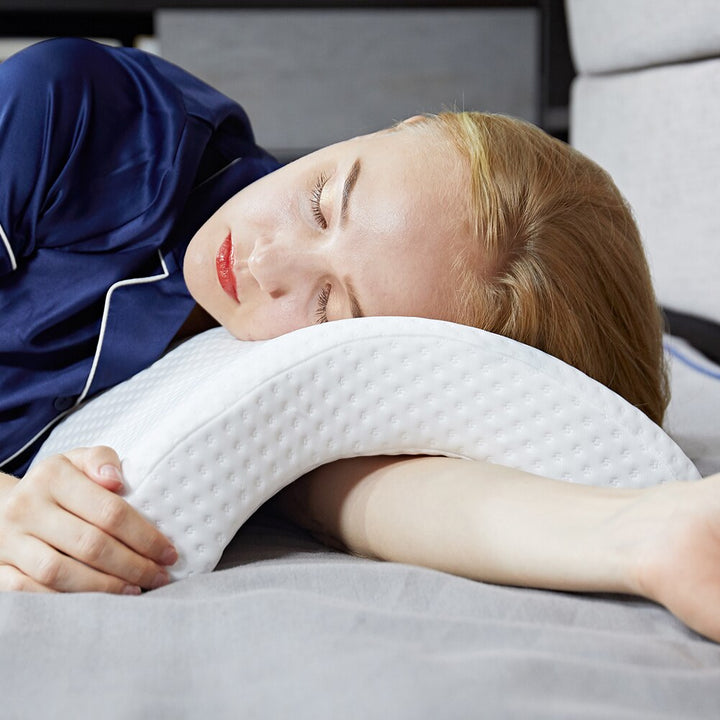 Person som vilar bekvämt på en ergonomisk minnesskumkudde, vilket visar dess sömnförbättrande effekt.