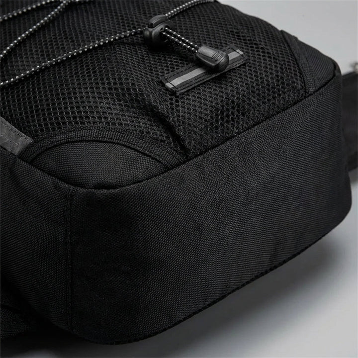 Robust vandringsryggsäck, ergonomisk design för komfort under långa turer. Hållbar för alla outdooräventyr.