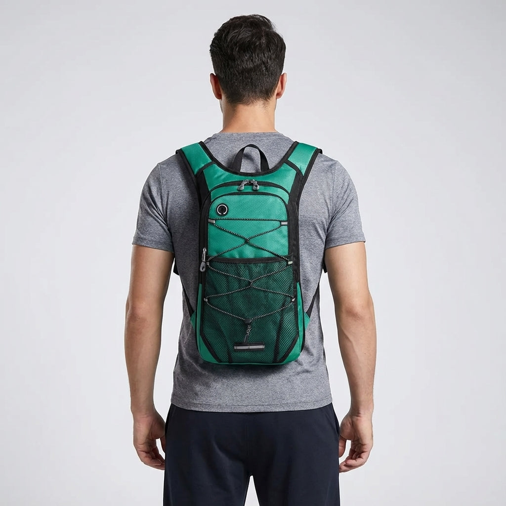 Unisex dagryggsäck med modern design och funktionella detaljer. Rymlig för friluftsliv och vardagsbruk.