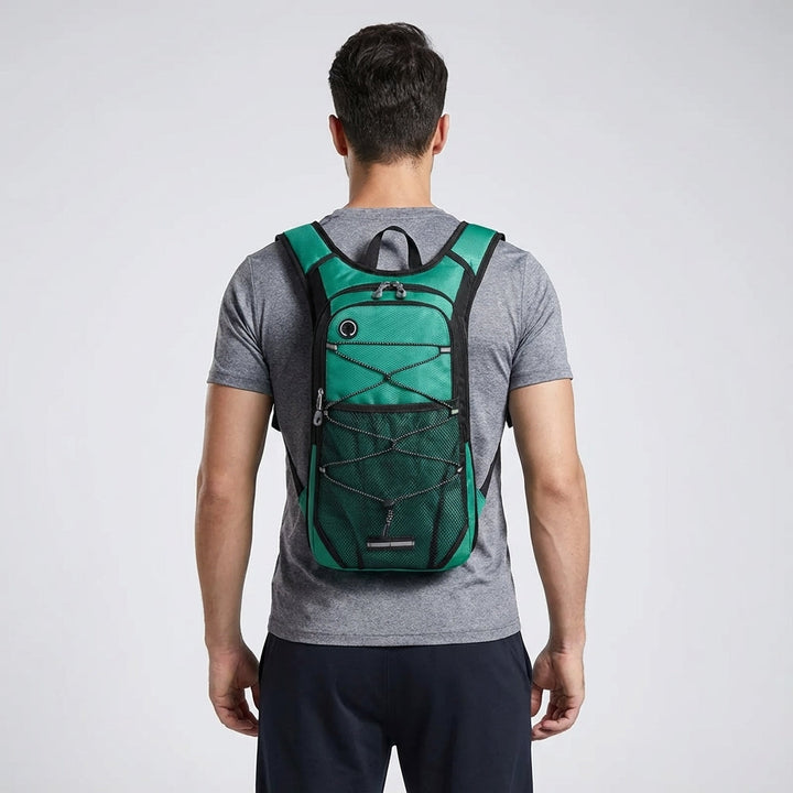 Unisex dagryggsäck med modern design och funktionella detaljer. Rymlig för friluftsliv och vardagsbruk.