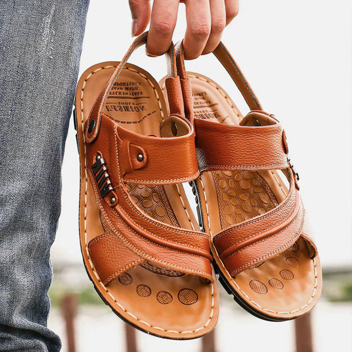 Ergonomiska herrsandaler med stötdämpande sula för maximal komfort och stöd. Perfekt sommarsandal.