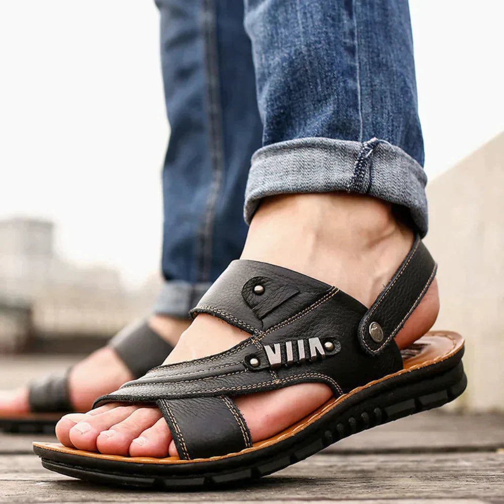 Bekväma svarta komfortsandaler för män med ergonomisk design och slitstark, greppvänlig sula.