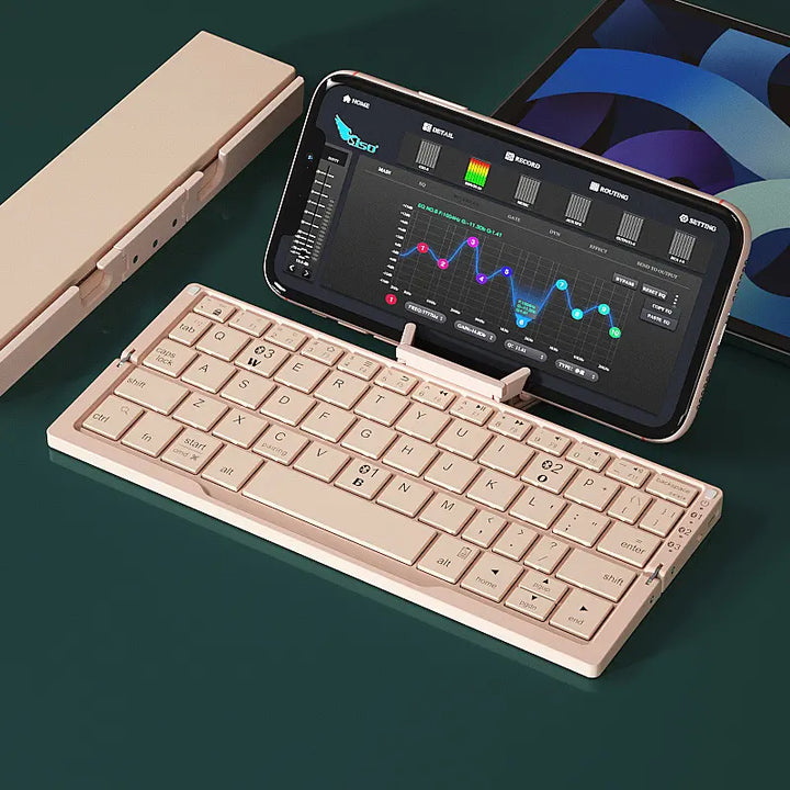 Närbild på nordiskt tangentbordslayout för kompakt, trådlöst Bluetooth-tangentbord, optimerat för mobil & surfplatta.