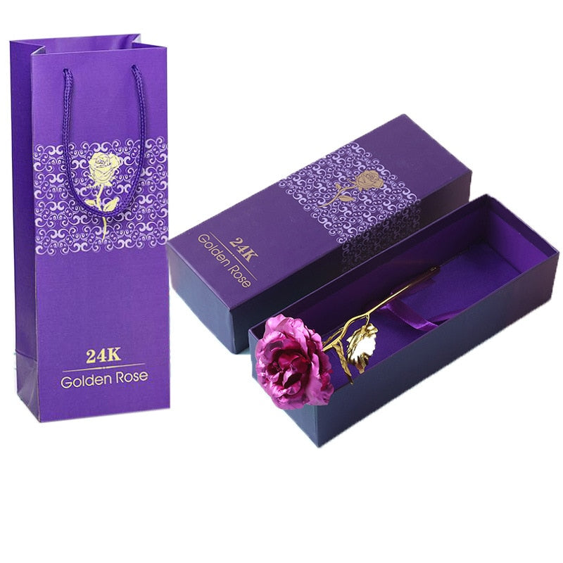 Evig ros i 24K guldpläterad folie i en presentförpackning, redo att ges som romantisk gåva.