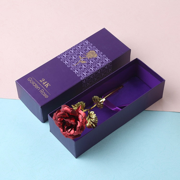 Närbild av en evig ros, guldpläterad i 24K, perfekt som romantisk present eller inredningsdetalj.