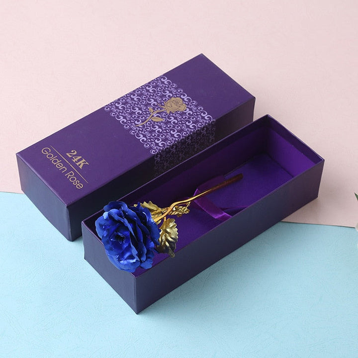 Detailbild av en guldpläterad rosknopp, en vacker och hållbar kärlekssymbol för hemmet.