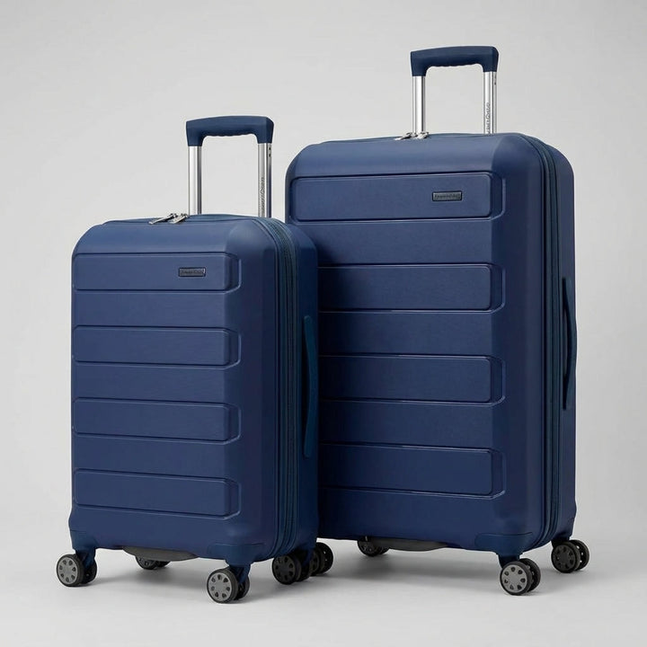 Set med expanderbara hårdskalsresväskor i olika storlekar för hela familjens bagage.