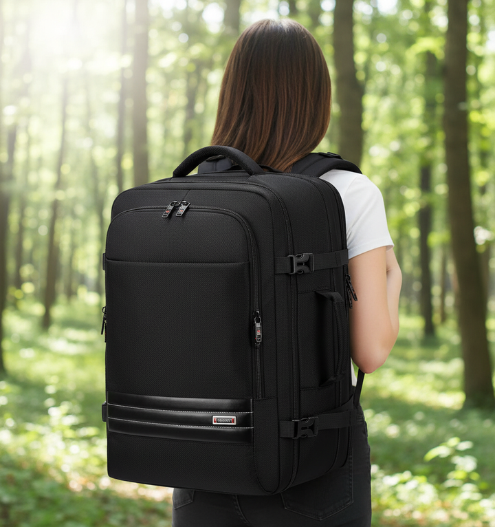 Expanderbar reseryggsäck "VoyageBack" i svart med smart förvaring, perfekt som handbagage.