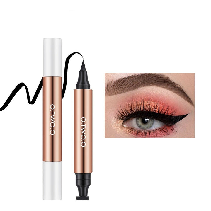 Skapa snygga cat-eye vingar snabbt med denna eyeliner-stämpel. Professionell look med vattenfast flytande smink.