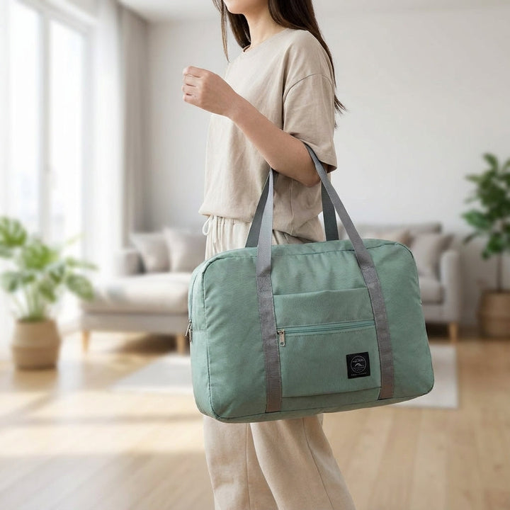 Fällbar lättvikts weekendväska för unisex, perfekt som handbagage. Vattentät duffelväska för smidiga resor.