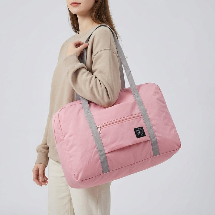 Smidig fällbar lättvikts weekendväska för resor. Vattentät och kompakt reseaccessoar som handbagage.