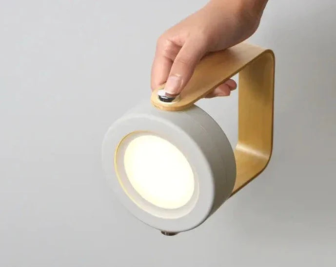 Modern grå och vit LED-lampa med intuitiv touchkontroll, perfekt som utomhusbelysning.