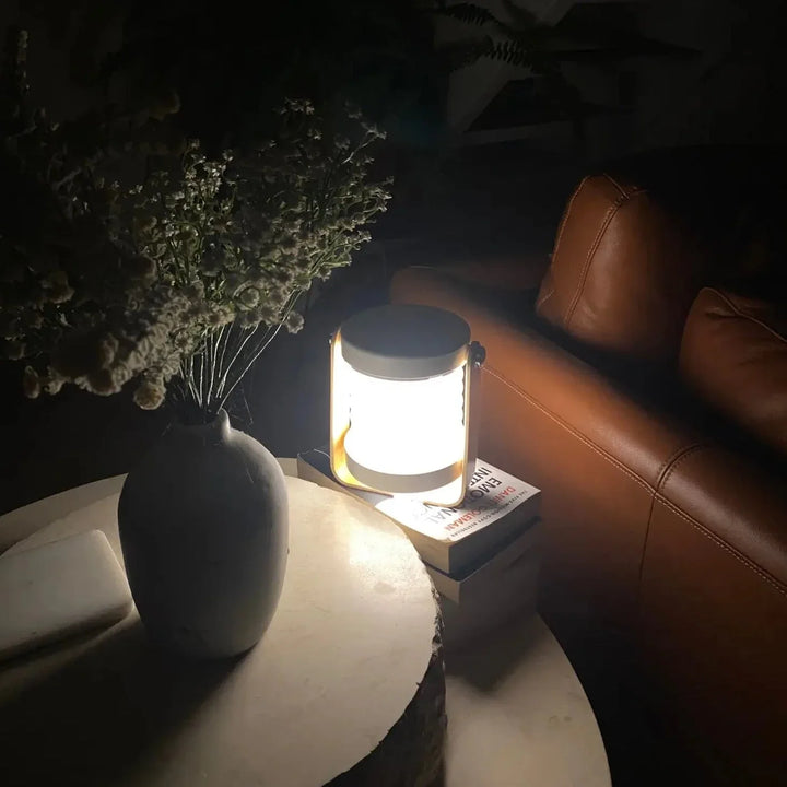 Mångsidig fällbar LED-lykta, uppladdningsbar och hållbar för camping, vandring och fiske.