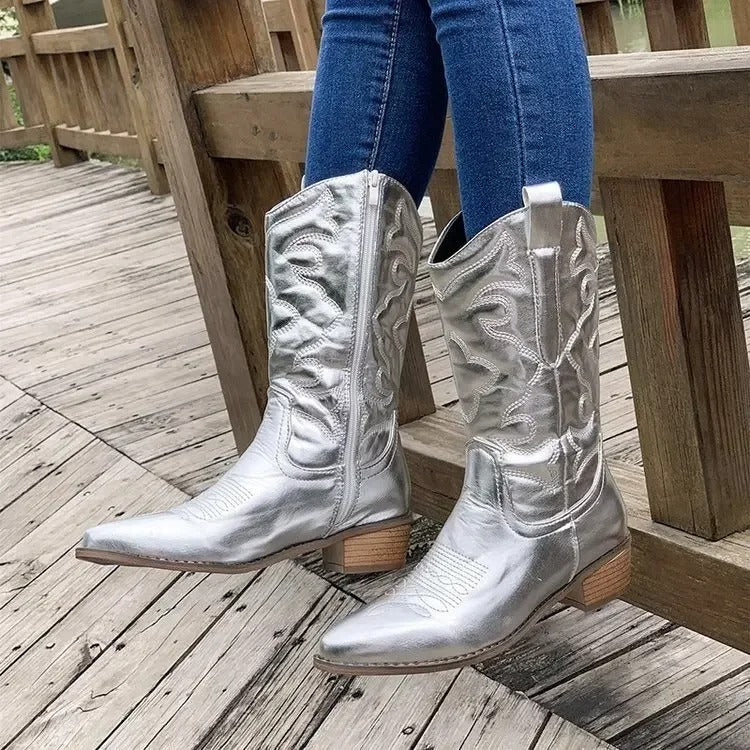 Färgade retro cowboystövlar för kvinnor med spetsig tå och bekväm klack. Stilfulla damskor i westernstil.