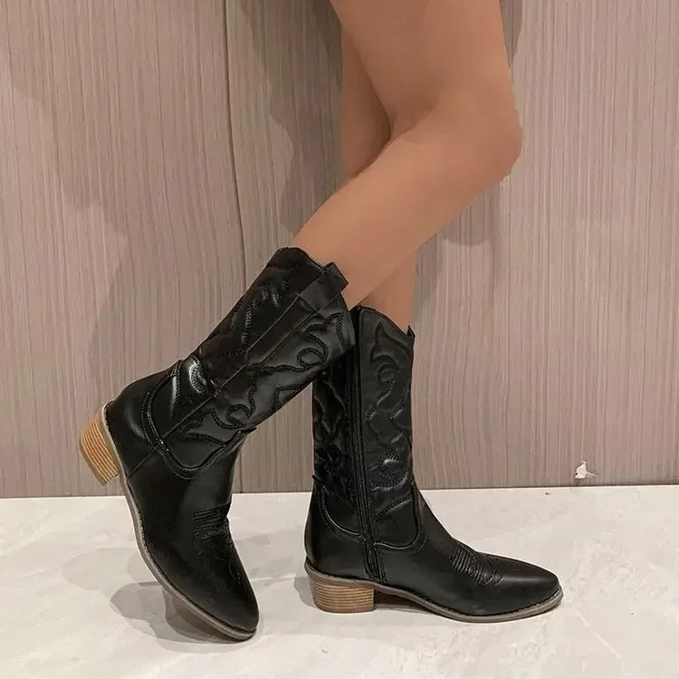 Färgade dam cowboystövlar i retrostil med distinkt spetsig tå och stabil klack. Urban chic för mode.