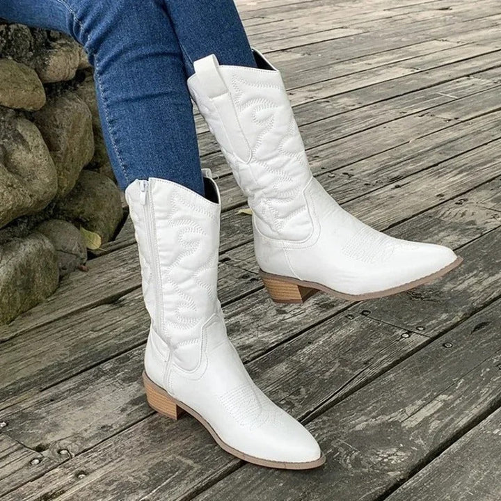 Trendiga färgade retro cowboystövlar för kvinnor i westernstil. Bekväma klackstövlar med spetsig tå.
