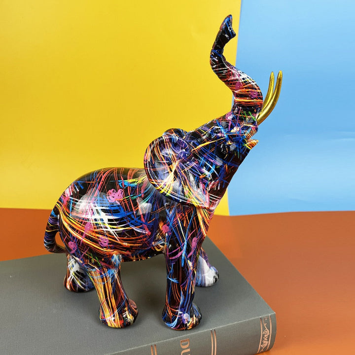 Abstrakt elefantskulptur med färgglad design. Unik modern konst för hemdekoration och stilfull inredning.