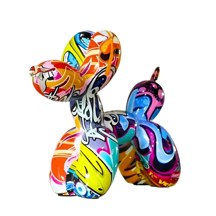 Färgglad ballonghund skulptur med unik graffiti design. Modern konst för vardagsrum och hem. Lekfull inredningsdetalj.